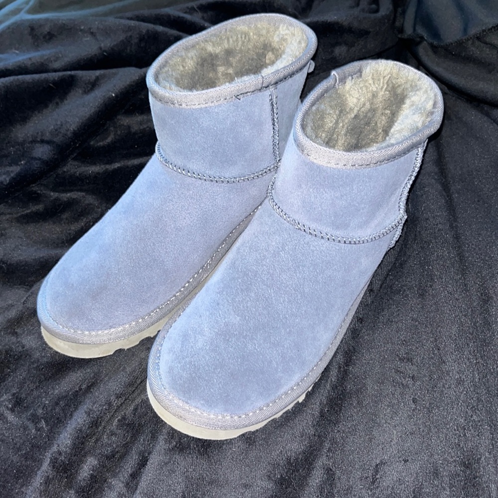 size us women’s 8 grey ankle height uggs.